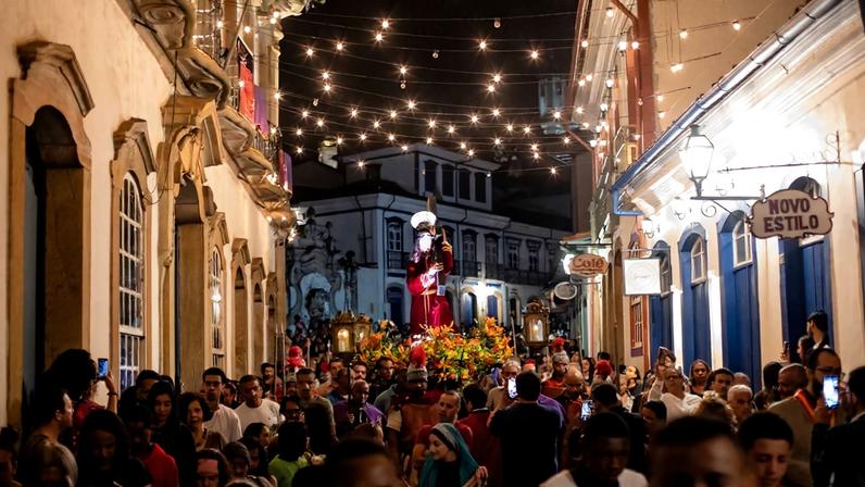 A Procissão do Encontro reúne uma multidão pelas ruas de Ouro Preto