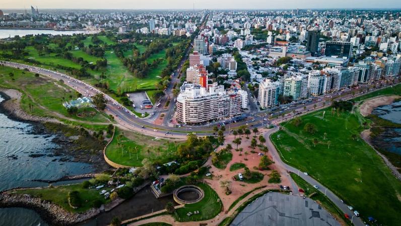Vista da La Rambla em Punta Carretas, com o Club de Golf em primeiro plano