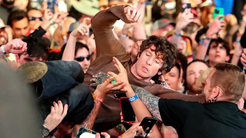 Turnstile abre Coachella com vídeo do pai de Brandon Yates após tentativa