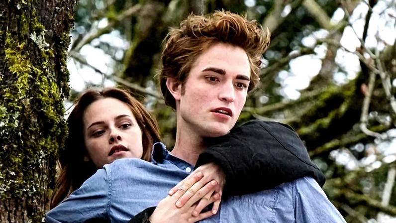 Kristen Stewart e Robert Pattinson estrelaram Crepúsculo — Foto: Divulgação/Paris Filmes