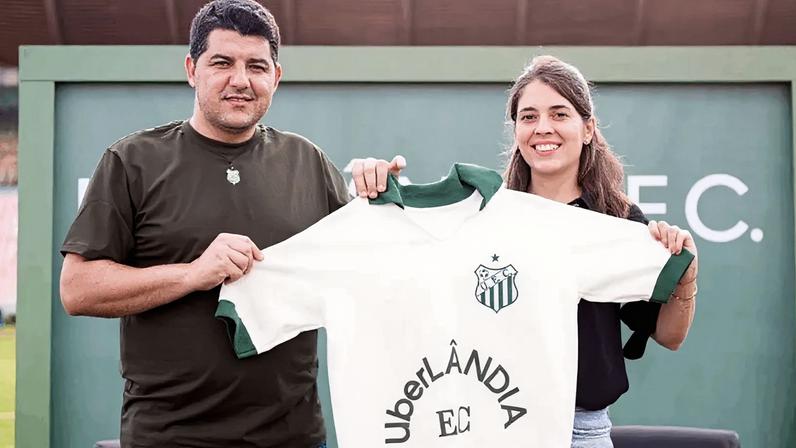 Na imagem, Fábio Mineiro, da SAF do Uberlândia, e Isabella Motta, representante da Uber, oficializam parceria histórica