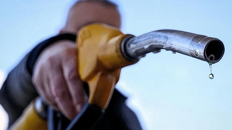 Uma gota de gasolina cai do bico de uma bomba de combustível em Velizy-Villacoublay, perto de Paris