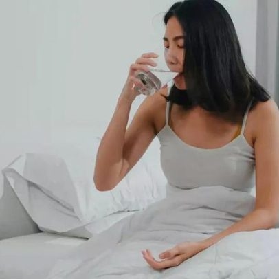 Beber água morna ao acordar faz diferença? especialista explica o que importa