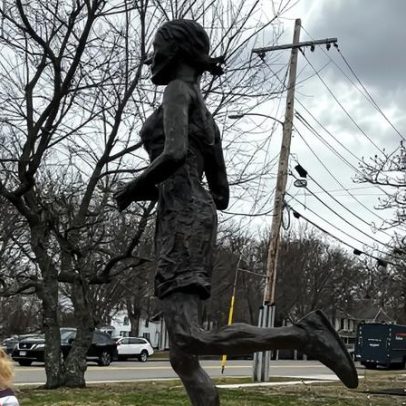Estátua homenageia Bobbi Gibb, pioneira da Maratona de Boston, também escultora