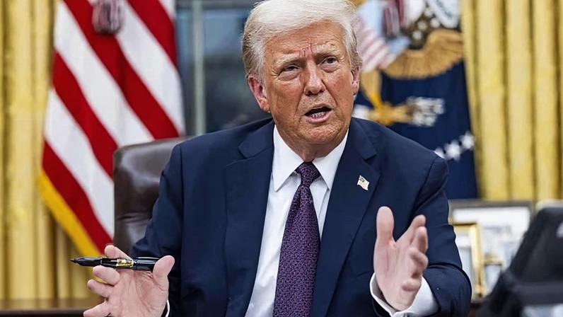 Policial montado da NYPD e seu cavalo cercam suspeito de furto em Manhattan