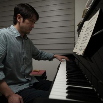 Pianista sul-coreano, após AVC, se reinventa como intérprete com uma mão