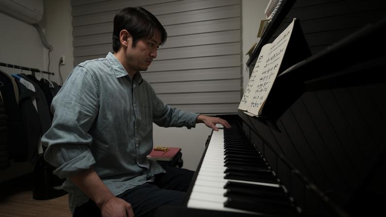 South Korean pianist Lee Hun demonstrates how to play the piano after an interview in Seoul, South Korea, Wednesday, April 8, 2026. (AP Photo/Lee Jin-man)