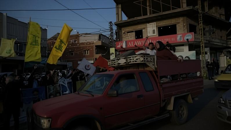 Displaced residents drive back to their villages as locals wave Hezbollah flags following a ceasefire between Israel and Hezbollah, in Zefta, southern Lebanon, Friday, April 17, 2026. (AP Photo/Hassan Ammar)