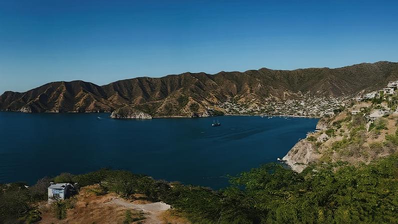 Vista do litoral de Santa Marta, no Caribe colombiano; cidade combina turismo, atividade portuária e exportação de carvão, e será a capitão mundial do debate sobre transição energética.