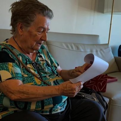 Idosa de 86 anos viraliza após ganhar ingressos para show do BTS