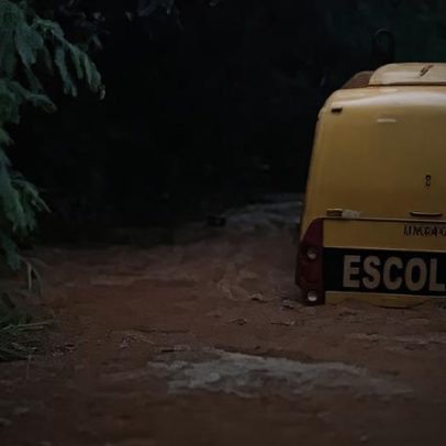 Ônibus é arrastado por correnteza e fica ilhado em enchente no Paraná