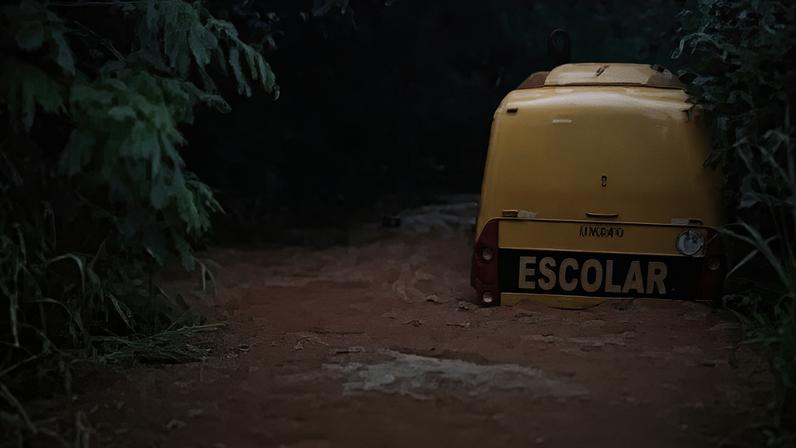 Ônibus fica 'ilhado' após ser arrastado por enxurrada no oeste do Paraná