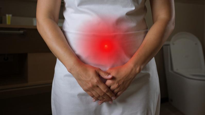 Mulher com urgência urinária - Metrópoles