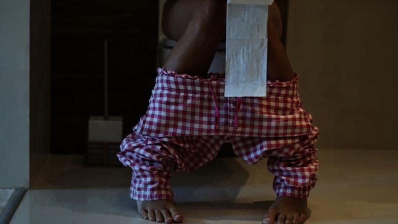 Close de uma mulher no banheiro pela manhã. Metrópoles