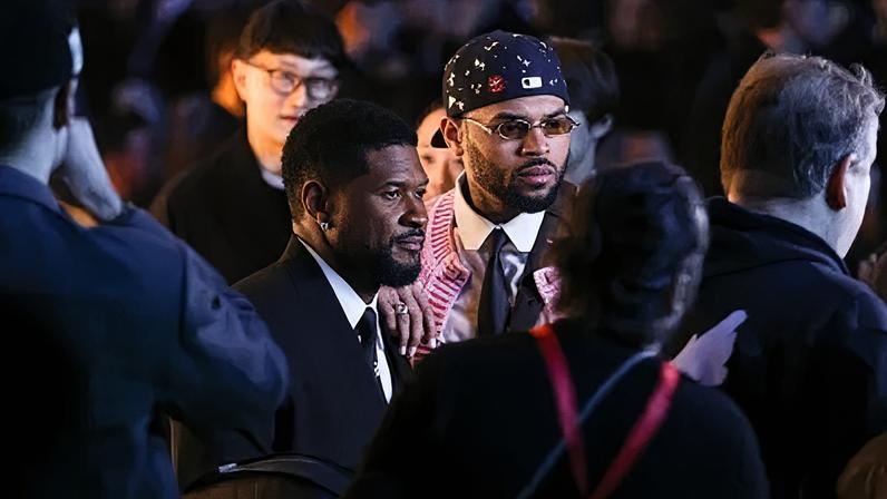 Usher e Chris Brown estiveram juntos no desfile de moda masculina no Paris Fashion Week