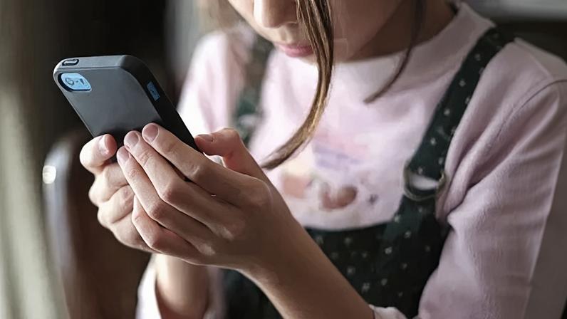 Alternativa para os pais é ensinar pensamento crítico às crianças para que saibam como se manter seguras online