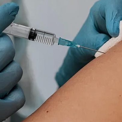 Vacina contra gripe reduz risco de morte em pacientes com AVC, estudo aponta