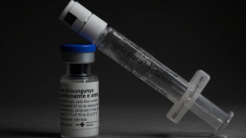 Na imagem, a vacina contra a chikungunya; decreto de situação de calamidade em saúde pública tem validade de 90 dias