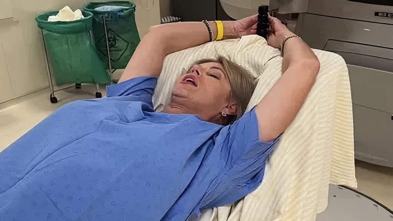 Val Marchiori realiza sessão de radioterapia