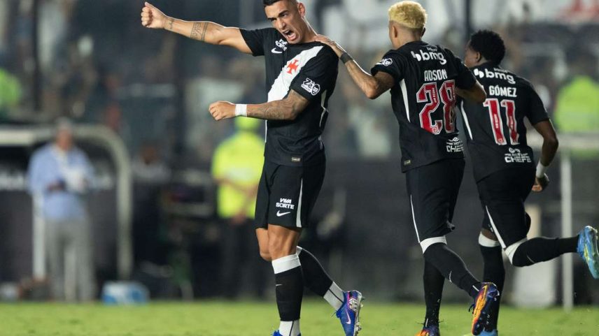 Puma Rodríguez jogador do Vasco comemora seu gol durante partida contra o São Paulo no estádio São Januário pelo campeonato Brasileiro A 2026.