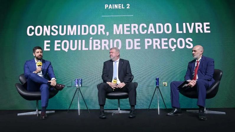 Da esquerda para a direita: Gustavo Cintra, diretor do BTG Pactual, Anderson Baranov, CEO da Norsk Hydro no Brasil, e Diogo Schelp, editor de VEJA, durante painel do VEJA Fórum de Energia, em São Paulo (Flavio Santana/Reprodução)