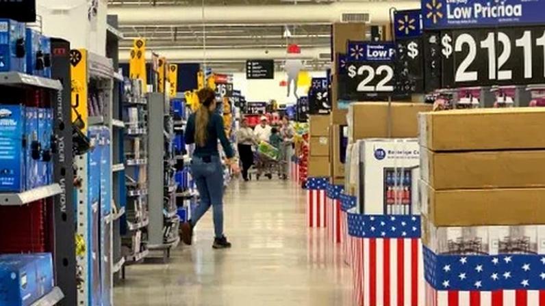 Pessoas em loja do Walmart em Oceanside, Califórnia, EUA, em 15 de maio de 2025