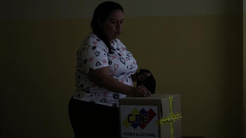 Eleitora da Venezuela deposita voto durante eleição presidencial de 2024: opositores pressionam pela realização de novas eleições após a queda de Maduro.