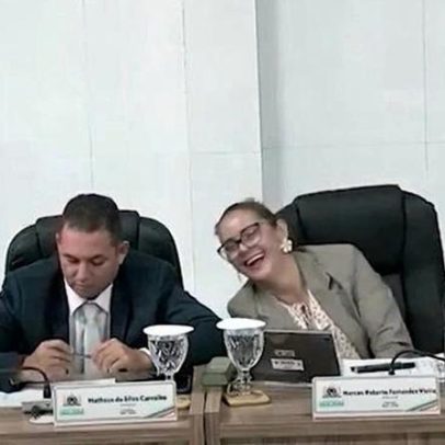 Vereadora é flagrada fazendo gesto obsceno durante sessão legislativa no Ceará