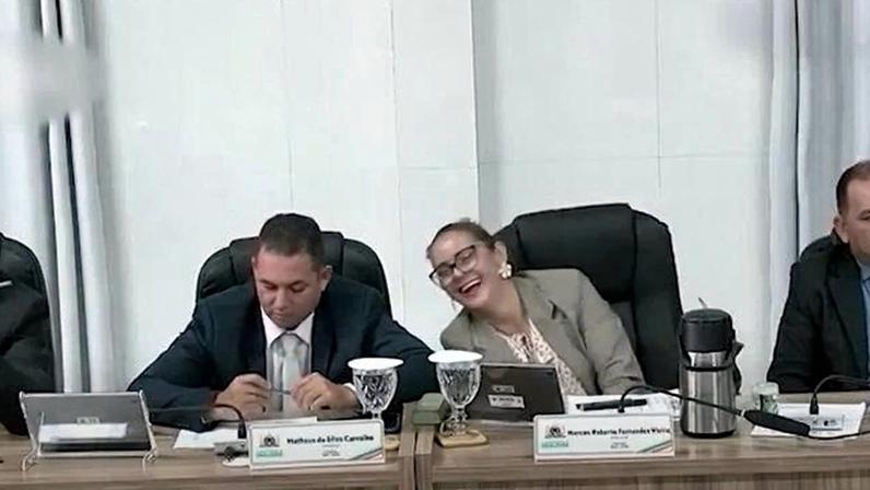 Vereadora ri de gesto obsceno em sessão legislativa no CEará - Metrópoles