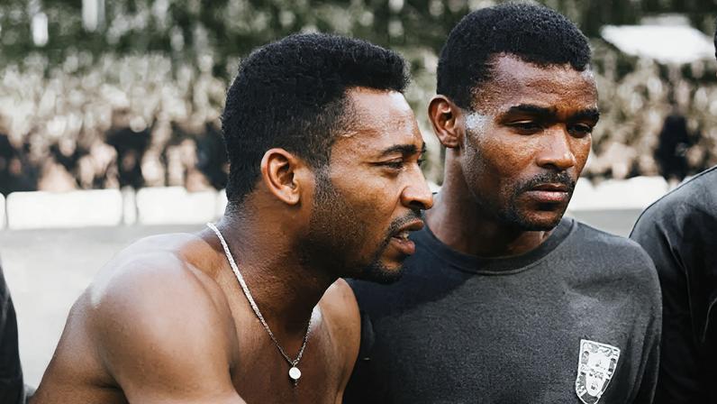 Pelé cumprimenta portugueses após eliminação do Brasil em 1966. Ao lado dele está Vicente, zagueiro de Portugal