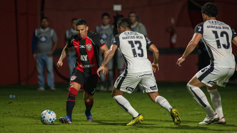 Erick com a bola em Vitória x Corinthians — Foto: Victor Ferreira / EC Vitória