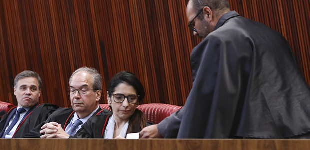 Ministros Estela Aranha e Ricardo Villas Bôas Cueva, do TSE; Estela pediu vista no julgamento da chapa Denarium-Damião, e Cueva assumiu a relatoria do caso (Foto: Divulgação/TSE)
