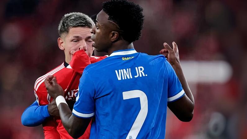 Prestianni tapa a boca em frente a Vini Jr. em jogo da Champions League