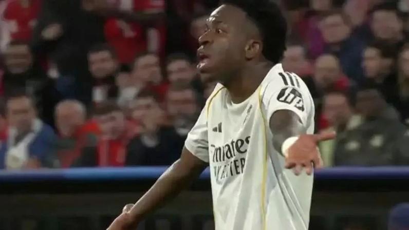 Vinicius Jr reclama de Bellingham em eliminação do Real para o Bayern