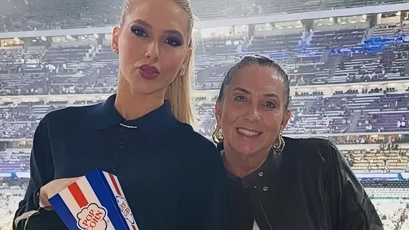 Virginia posa com mãe em estádio do Real Madrid