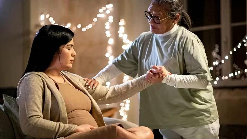 Mulher em trabalho de parto ao lado da doula — Foto: Freepik