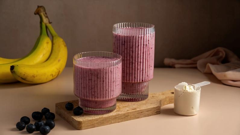 Vitamina proteica de banana com mirtilo