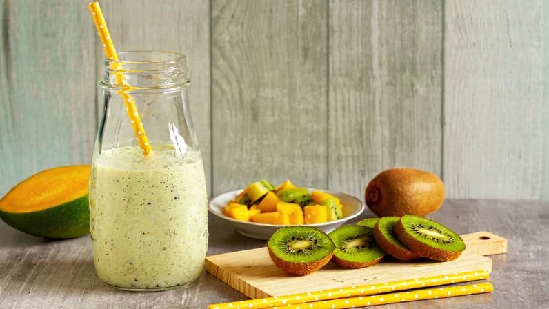 Vitamina proteica de manga com kiwi