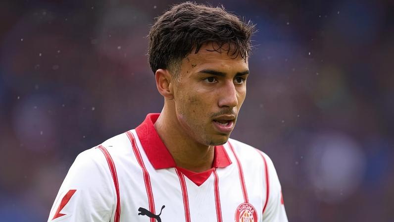 Vitor Reis, zagueiro brasileiro do Girona, em ação durante jogo pelo Campeonato Espanhol