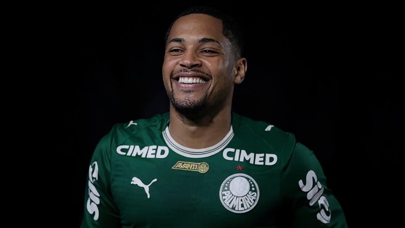 Vitor Roque comemora gol do Palmeiras sobre o Fluminense em jogo do Brasileirão