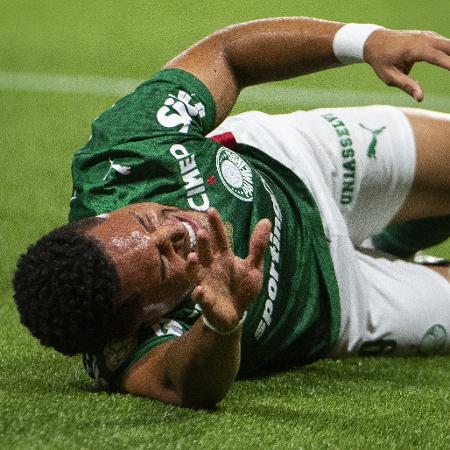 Vitor Roque lesionou o tornozelo esquerdo, o da antiga lesão