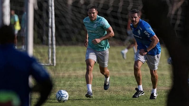 Vitor Roque treinou com o elenco e tende a voltar no domingo