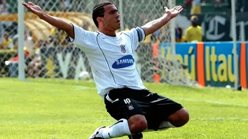 Tévez comemora gol do Corinthians em goleada diante do Santos. (Foto: Corinthians/Divulgação)