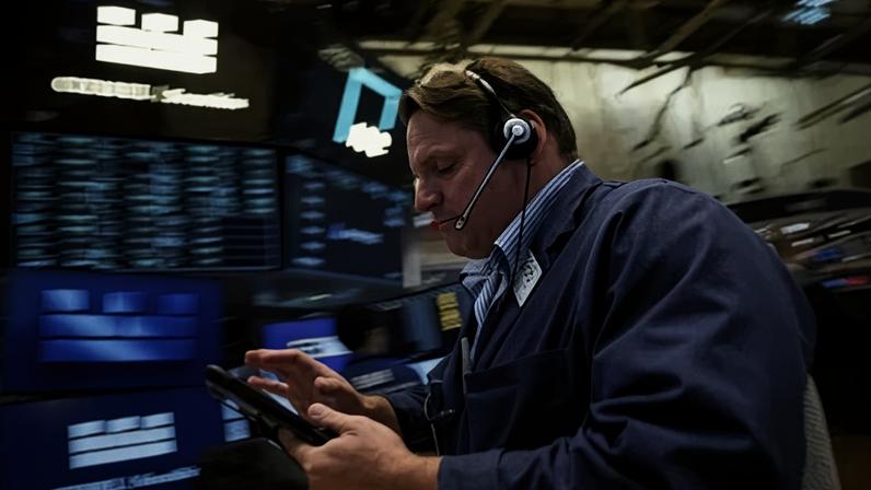 Operador na bolsa de Nova York em 20 de abril de 2026