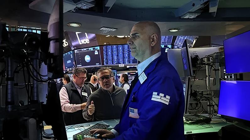 Traders no pregão da Bolsa de Valores de Nova York em 8 de abril de 2026
