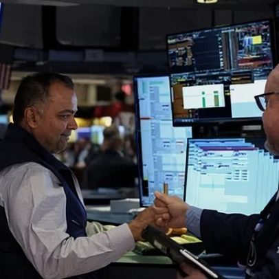 Wall Street sobe após Irã liberar passagem de navios pelo Estreito de Ormuz