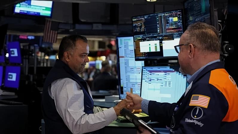 Traders no pregão da Bolsa de Valores de Nova York em 8 de abril de 2026