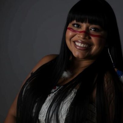 Artista indígena transforma redes sociais e moda em território ancestral
