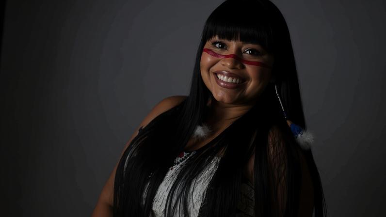 Weena Tikuna, 37 anos, é artista e empreendedora — Foto: Alessandro Kawan/Divulgação