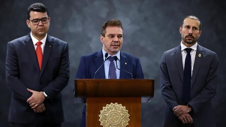 Ministro Lima e Silva com secretário Chico Lucas e diretor-executivo da Polícia Federal. (Foto: Tom Costa/MJSP)